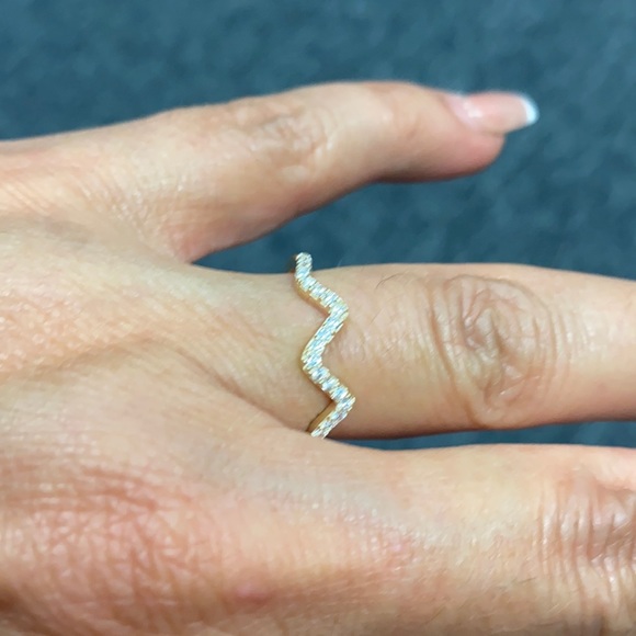 New 14K Yellow Gold CZ Unique ring zigzag band - Picture 5 of 9